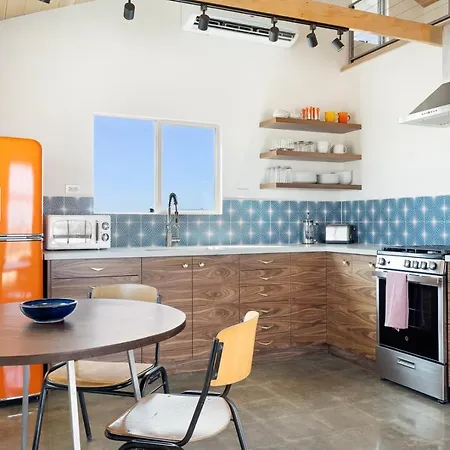Relax In Style At The Green Jackrabbit - Hot Tub, Record Player Home
